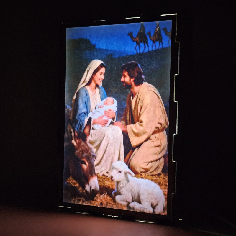 Lámpara con doble imagen el Tercer misterio gosozo El Nacimiento del Hijo de Dios (San José, La Virgen María, El niño Jesús), vista encendida, donde se revela la ilustración completa al encender la luz LED.