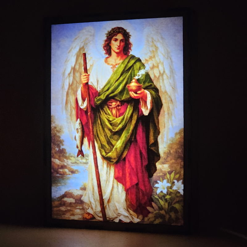 Lámpara LED de San Rafael Arcángel con pez y bastón, efecto doble imagen, USB y diseño católico para hogar, oración o regalo religioso. - Encendida