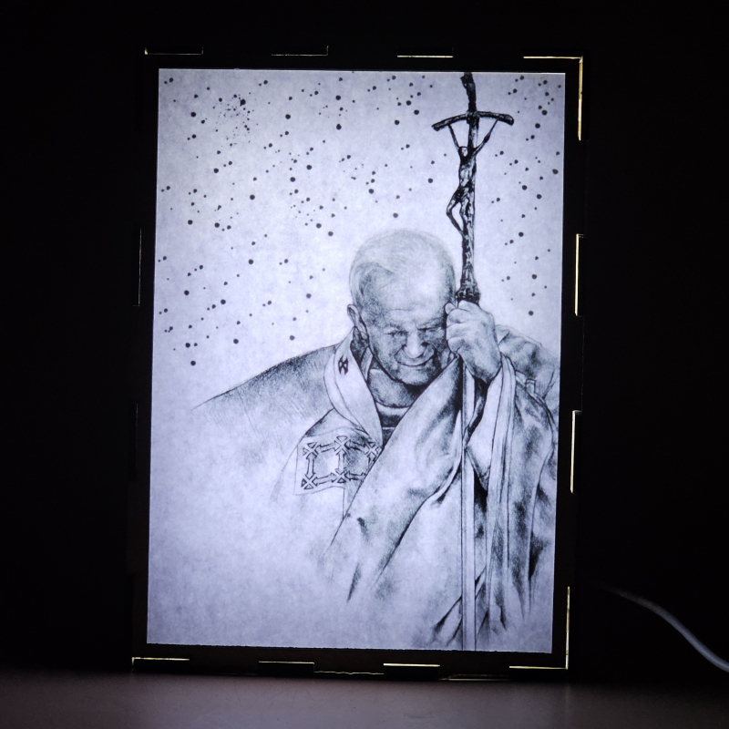 Lámpara con doble imagen  (San Juan Pablo II), vista encendida, donde se revela la ilustración completa al encender la luz LED.