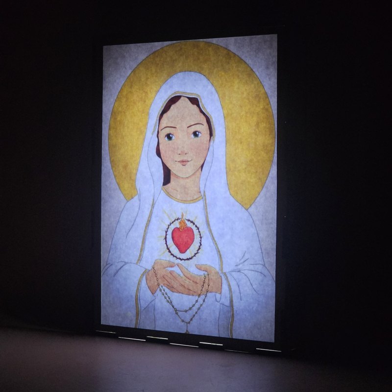 Lámpara con doble imagen  (La Virgen María, Inmaculado Corazon de María), vista encendida, donde se revela la ilustración completa al encender la luz LED.
