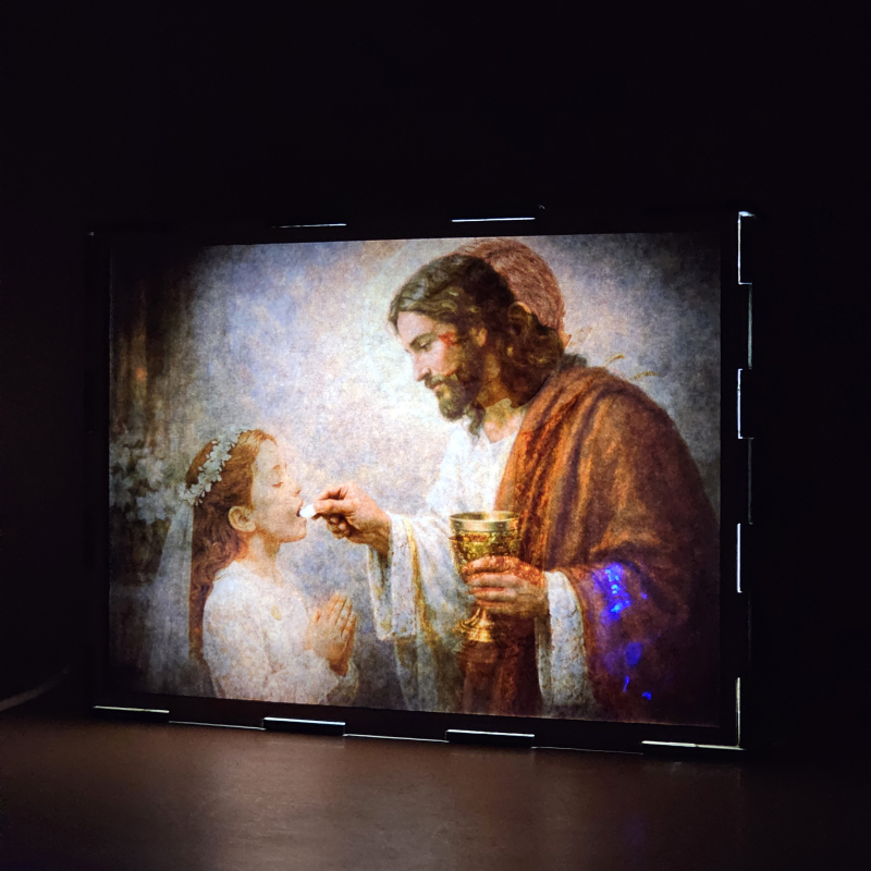Lámpara con doble imagen  (Nuestro Señor Jesucristo), vista encendida, donde se revela la ilustración completa al encender la luz LED.
