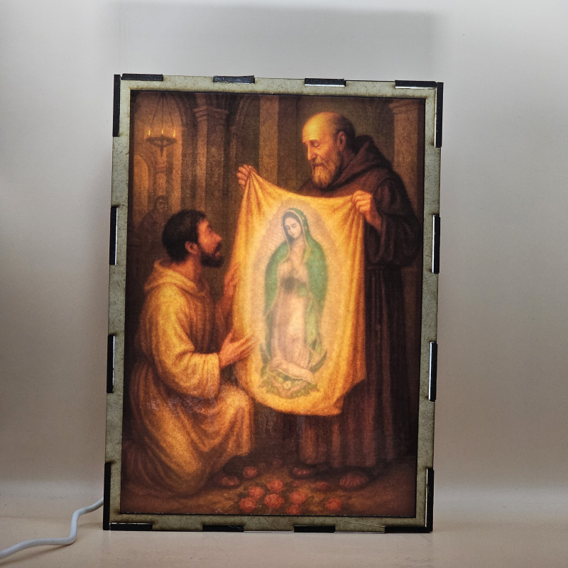 Lámpara con doble imagen  (Virgen de Guadalupe), vista encendida, con luz ambiente, donde se revela la ilustración completa al encender la luz LED.