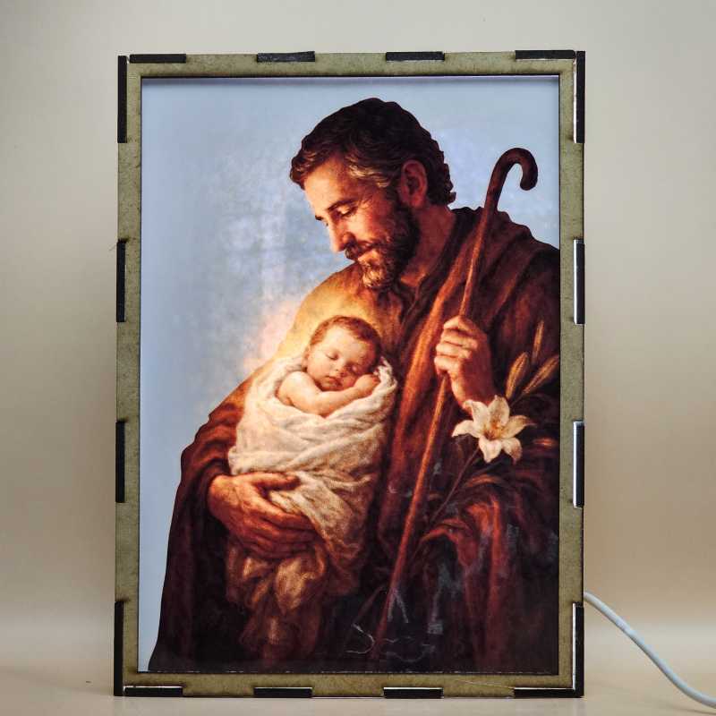 Lámpara con doble imagen  (San Jose), vista encendida, con luz ambiente, donde se revela la ilustración completa al encender la luz LED.