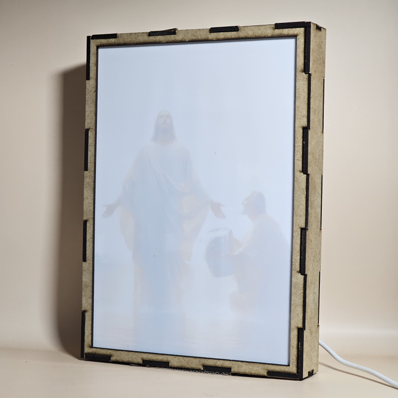 Lámpara con doble imagen el Primer misterio luminoso El Bautismo de Jesús en el Jordán (Nuestro Señor Jesucristo, San Juan Bautista), vista apagada, se esconde la imágen de atras.