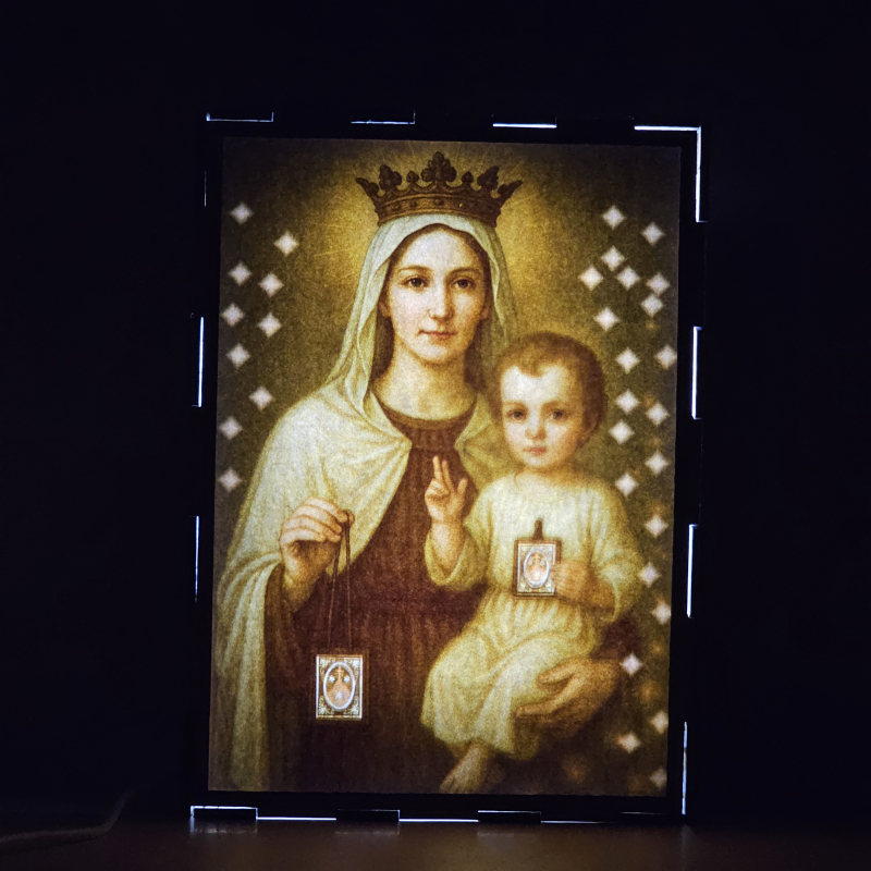 Lámpara con doble imagen  (Virgen del Carmen), vista encendida, donde se revela la ilustración completa al encender la luz LED.