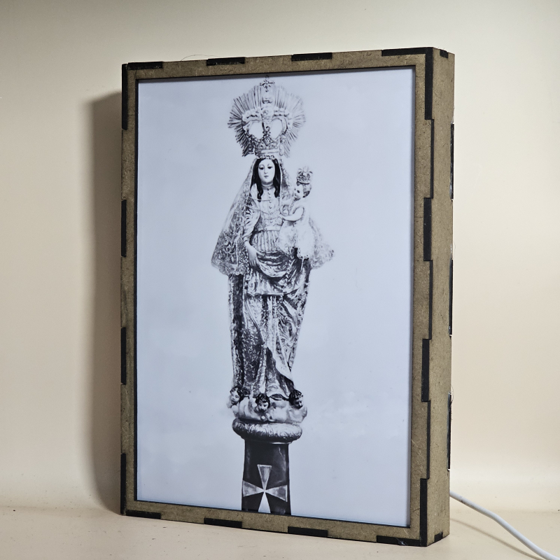 Lámpara con doble imagen  (Virgen del Pilar), vista apagada, se esconde la imágen de atras.