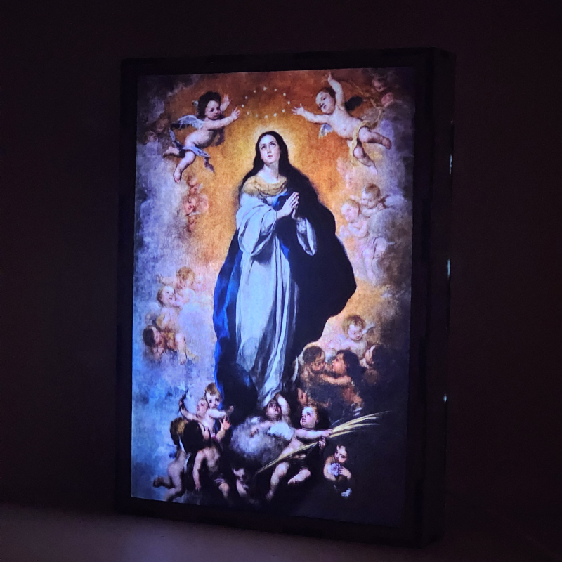 Lámpara con doble imagen  (La Inmaculada Concepción), vista encendida, donde se revela la ilustración completa al encender la luz LED.