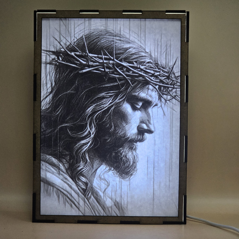 Lámpara con doble imagen el Tercer misterio doloroso La coronación de espinas (Nuestro Señor Jesucristo), vista encendida, con luz ambiente, donde se revela la ilustración completa al encender la luz LED.
