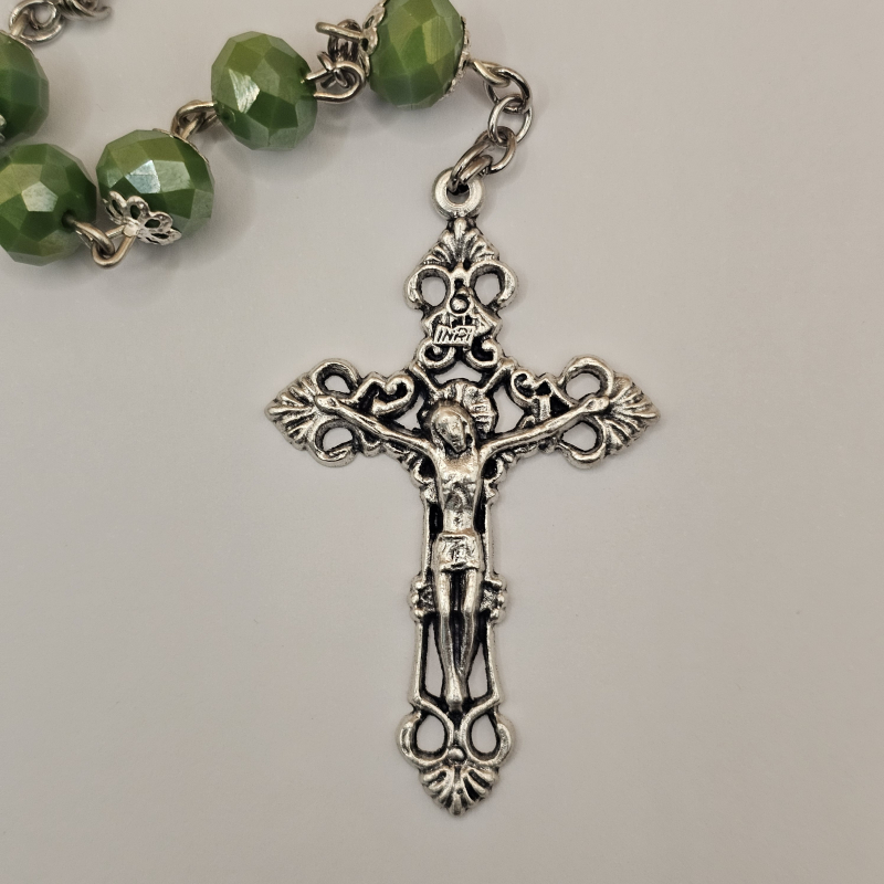 Crucifijo del rosario, de metal, en detalle, parte frontal