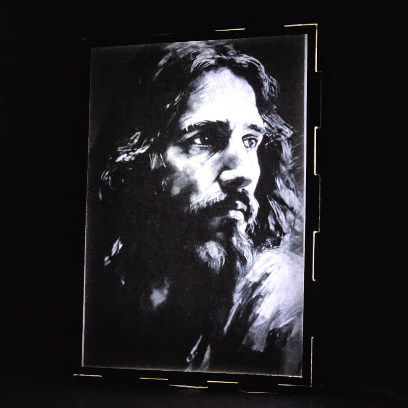 Lámpara con doble imagen  (Nuestro Señor Jesucristo), vista encendida, donde se revela la ilustración completa al encender la luz LED.