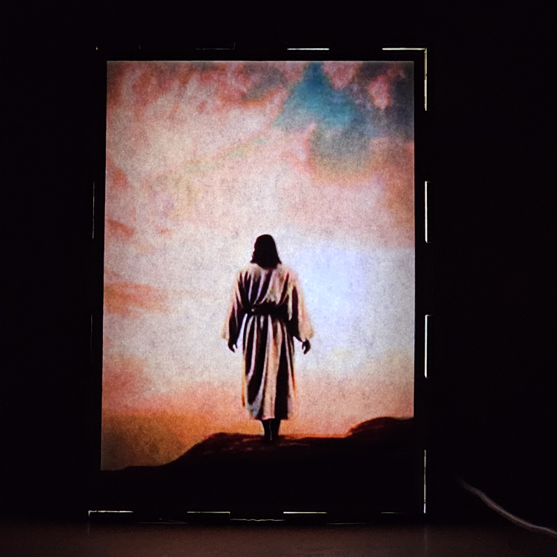 Lámpara con doble imagen  (Nuestro Señor Jesucristo), vista encendida, donde se revela la ilustración completa al encender la luz LED.