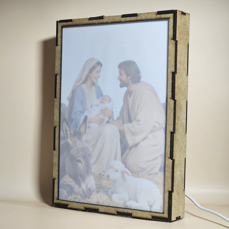 Lámpara con doble imagen el Tercer misterio gosozo El Nacimiento del Hijo de Dios (San José, La Virgen María, El niño Jesús), vista apagada, se esconde la imágen de atras.