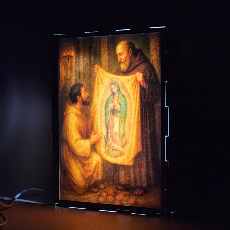 Lámpara con doble imagen  (Virgen de Guadalupe), vista encendida, donde se revela la ilustración completa al encender la luz LED.