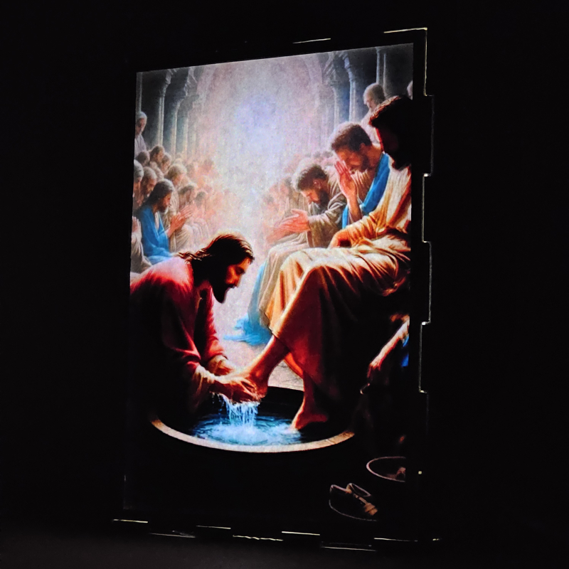 Lámpara con doble imagen  (Nuestro Señor Jesucristo), vista encendida, donde se revela la ilustración completa al encender la luz LED.