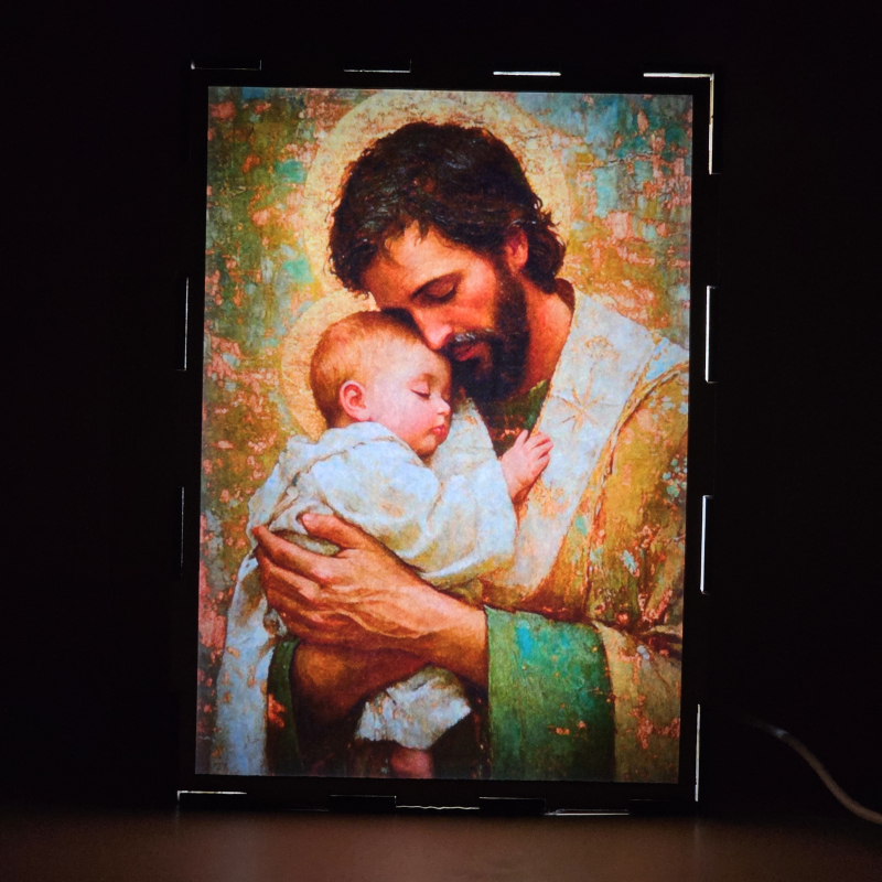 Lámpara con doble imagen  (San José Protector), vista encendida, donde se revela la ilustración completa al encender la luz LED.