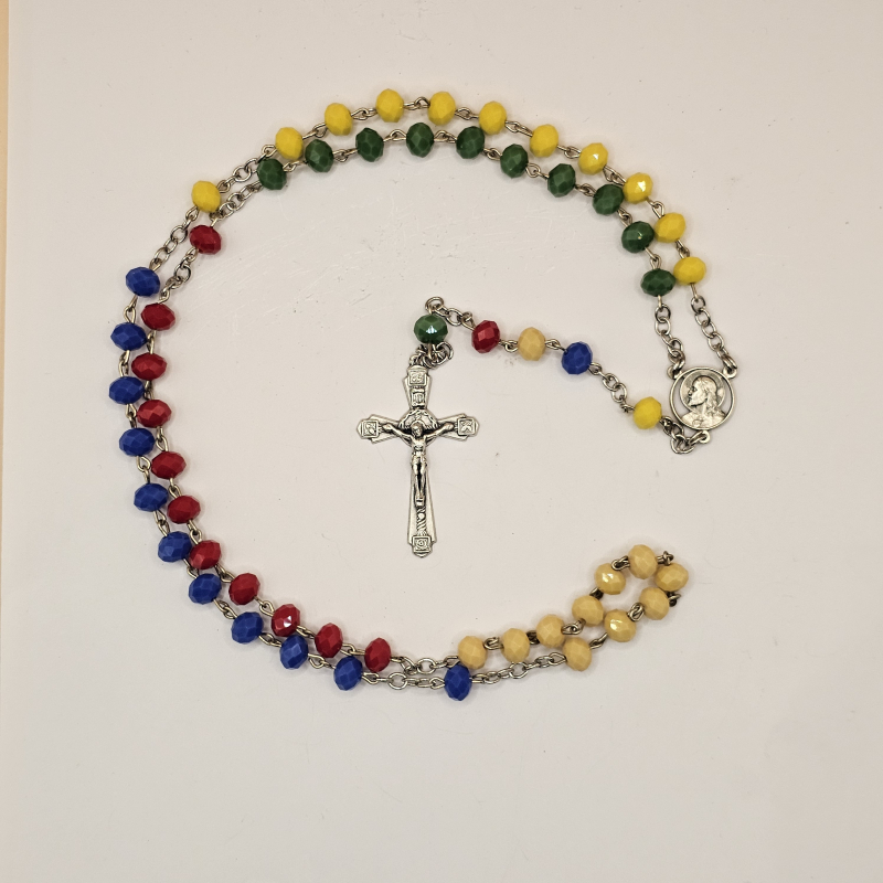Rosario misionero con Medalla del Sagrado Corazón de Jesus y de la Virgén de Lourdes, Crucifijo de Cristo crucificado con detalles florales