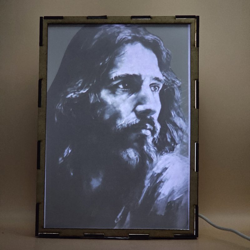 Lámpara con doble imagen  (Nuestro Señor Jesucristo), vista encendida, con luz ambiente, donde se revela la ilustración completa al encender la luz LED.