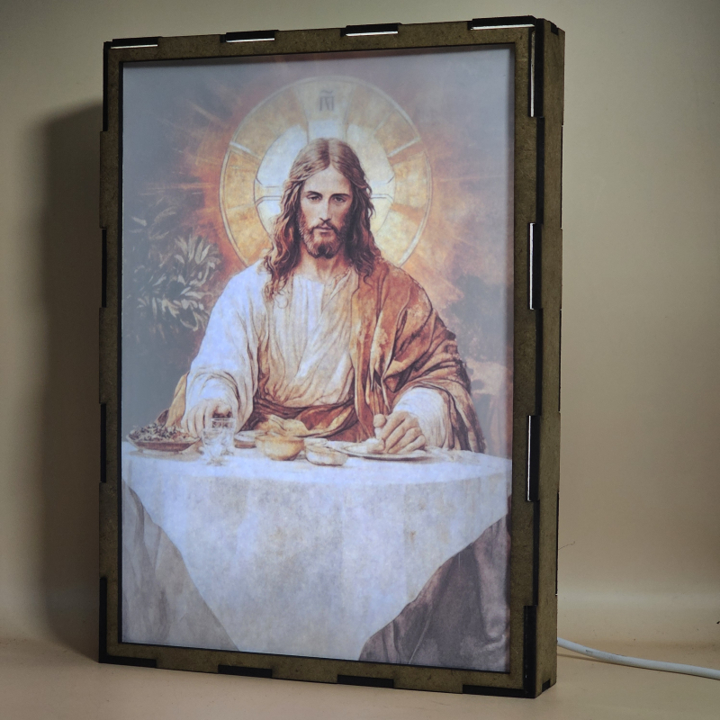Lámpara con doble imagen el Quinto misterio luminoso La Institución de la Eucaristía (Nuestro Señor Jesucristo), vista encendida, donde se revela la ilustración completa al encender la luz LED.
