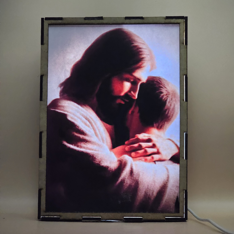 Lámpara con doble imagen  (Nuestro Señor Jesucristo), vista encendida, con luz ambiente, donde se revela la ilustración completa al encender la luz LED.