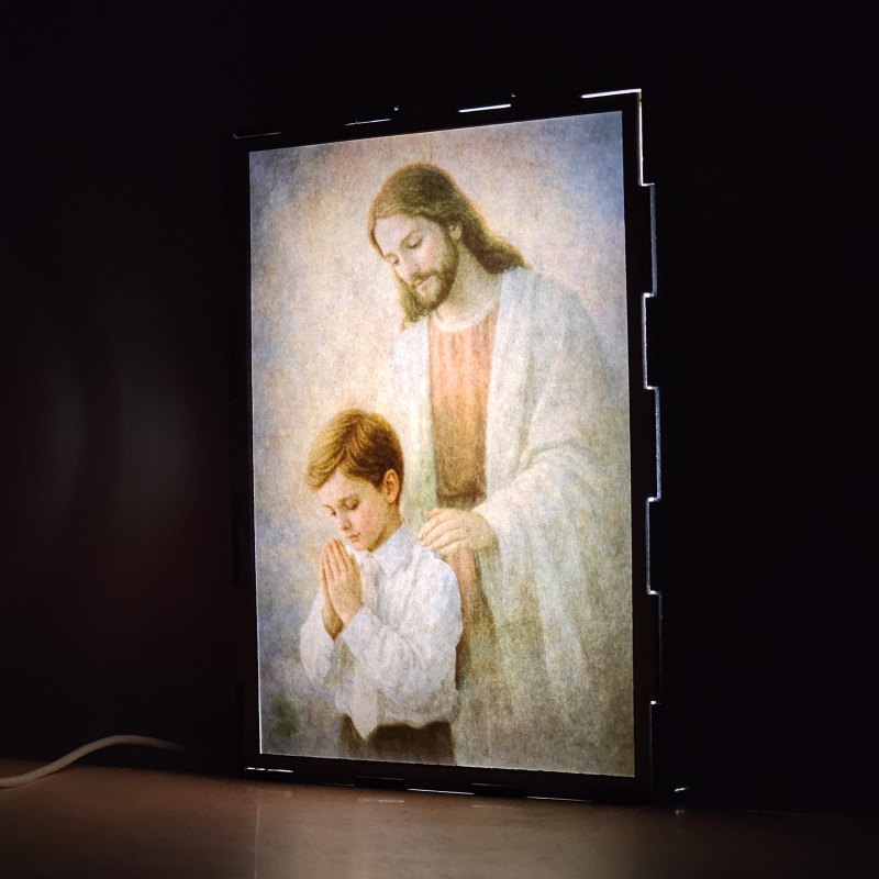 Lámpara con doble imagen  (Nuestro Señor Jesucristo), vista encendida, donde se revela la ilustración completa al encender la luz LED.