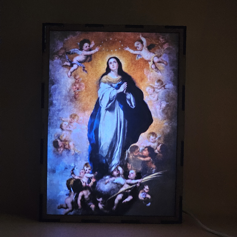 Lámpara con doble imagen  (La Inmaculada Concepción), vista encendida, donde se revela la ilustración completa al encender la luz LED.