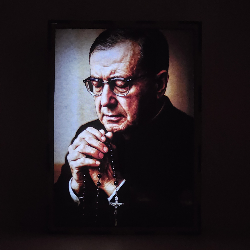 Lámpara LED de San Josemaría Escrivá de Balaguer rezando el Rosario - Galeria