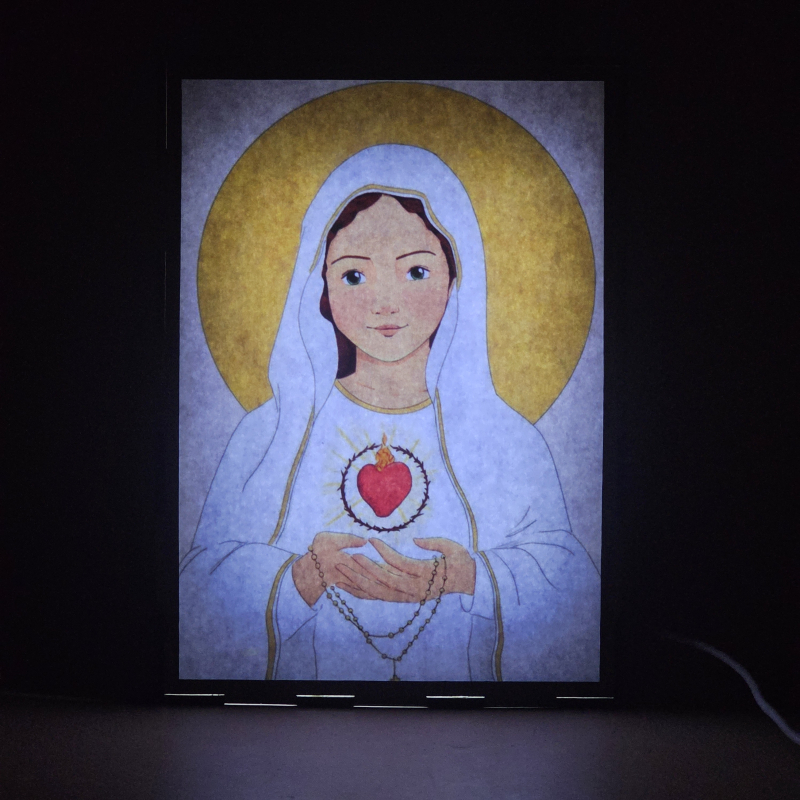 Lámpara con doble imagen  (La Virgen María, Inmaculado Corazon de María), vista encendida, donde se revela la ilustración completa al encender la luz LED.