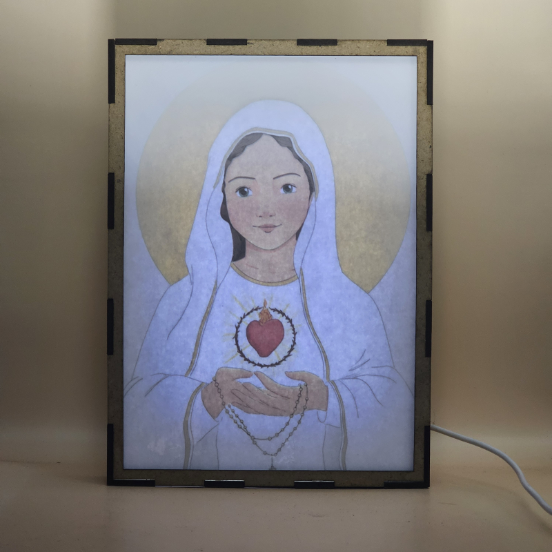 Lámpara con doble imagen  (La Virgen María, Inmaculado Corazon de María), vista encendida, con luz ambiente, donde se revela la ilustración completa al encender la luz LED.