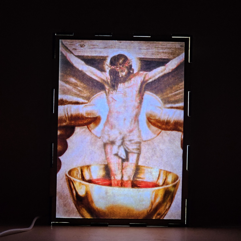 Lámpara con doble imagen el Quinto misterio doloroso La crucifixión y muerte de nuestro señor Jesucristo (Nuestro Señor Jesucristo), vista encendida, donde se revela la ilustración completa al encender la luz LED.