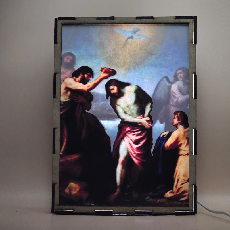 Lámpara con doble imagen el Primer misterio luminoso El Bautismo de Jesús en el Jordán (Nuestro Señor Jesucristo, San Juan Bautista), vista encendida, con luz ambiente, donde se revela la ilustración completa al encender la luz LED.