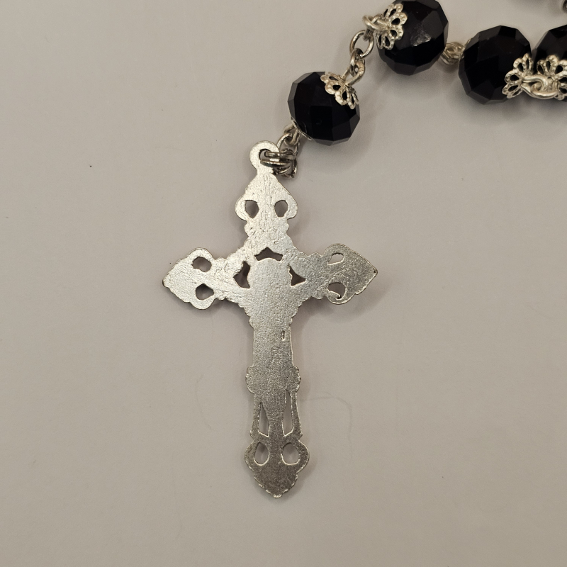 Crucifijo del rosario, de metal, en detalle, parte posterior