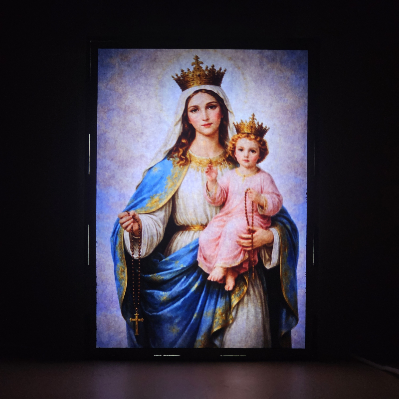 Lámpara con doble imagen  (Virgen del Rosario), vista encendida, donde se revela la ilustración completa al encender la luz LED.