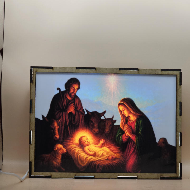 Lámpara con doble imagen el Tercer misterio gosozo El Nacimiento del Hijo de Dios (San José, La Virgen María, El niño Jesús), vista encendida, con luz ambiente, donde se revela la ilustración completa al encender la luz LED.