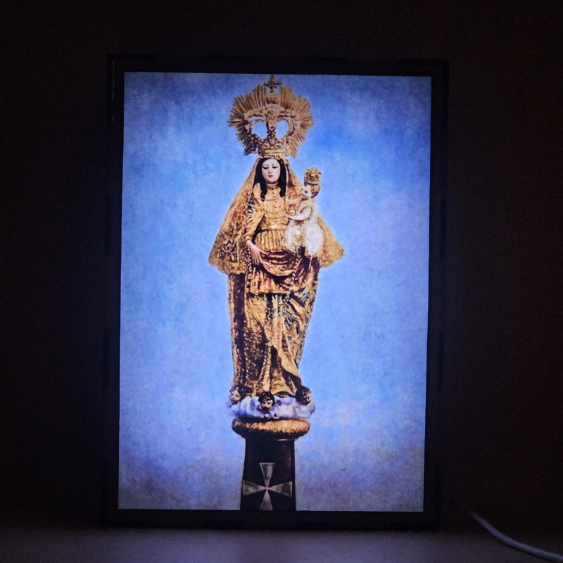 Lámpara con doble imagen  (Virgen del Pilar), vista encendida, donde se revela la ilustración completa al encender la luz LED.