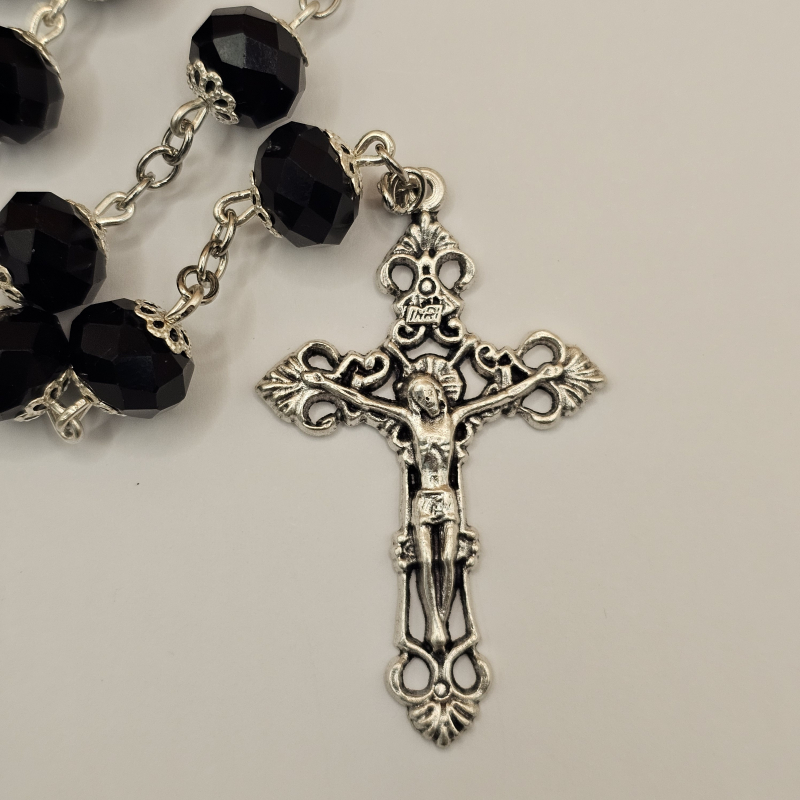 Crucifijo del rosario, de metal, en detalle, parte frontal