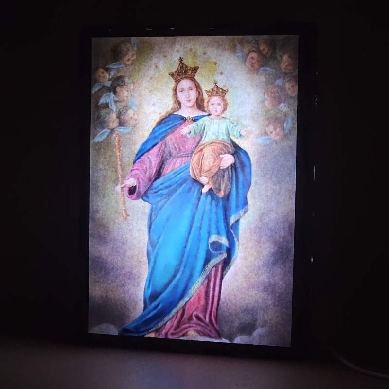 Lámpara con doble imagen  (Virgen María Auxiliadora), vista encendida, donde se revela la ilustración completa al encender la luz LED.