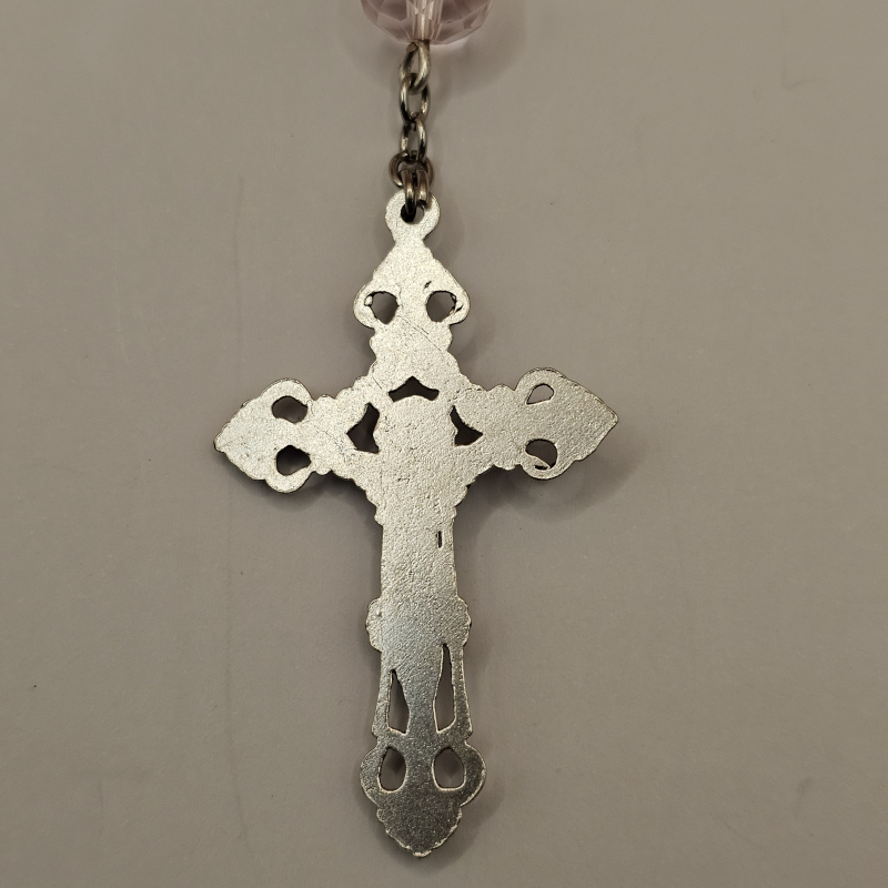 Crucifijo del rosario, de metal, en detalle, parte posterior