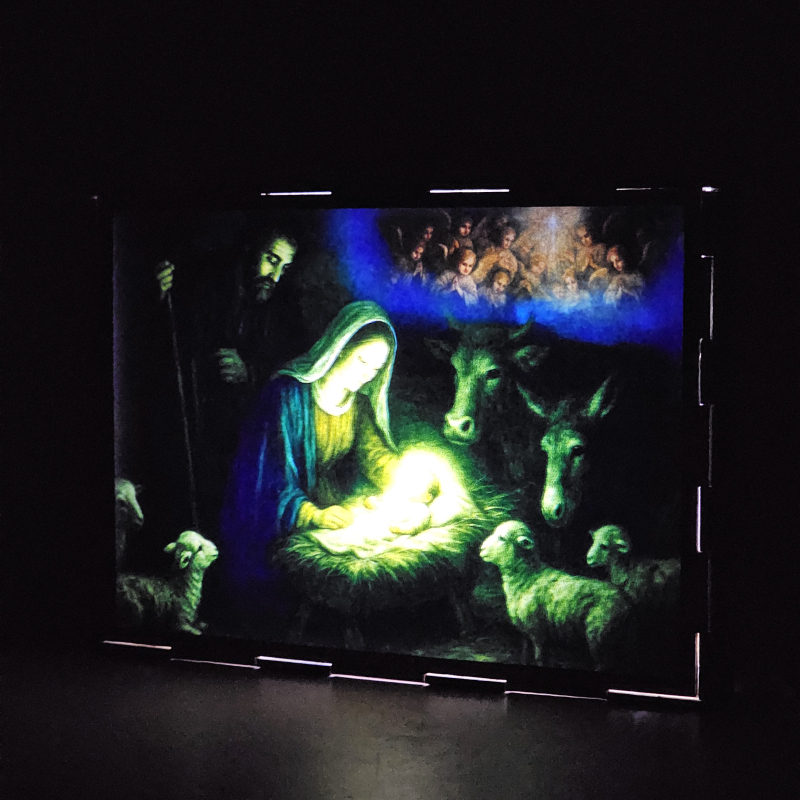 Lámpara con doble imagen el Tercer misterio gosozo El Nacimiento del Hijo de Dios (), vista encendida, donde se revela la ilustración completa al encender la luz LED.