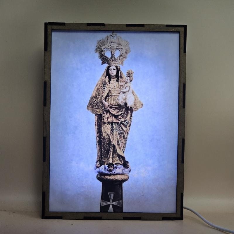 Lámpara con doble imagen  (Virgen del Pilar), vista encendida, con luz ambiente, donde se revela la ilustración completa al encender la luz LED.