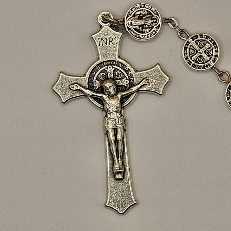 Crucifijo de Cristo crucificado y medalla de san benito