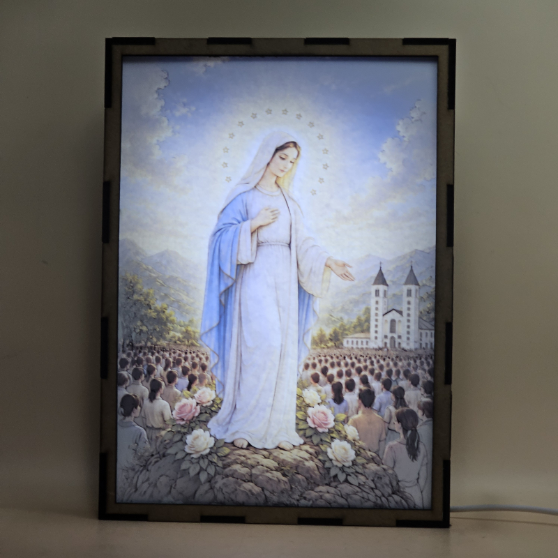 Lámpara LED de la Virgen de Medjugorje Reina de la Paz ante peregrinos y la iglesia - Galeria