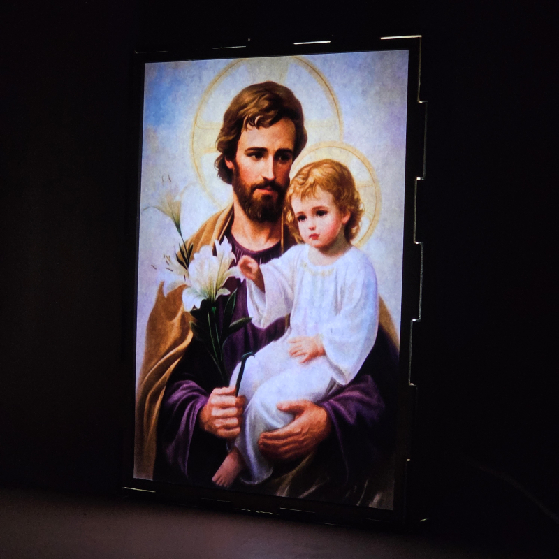 Lámpara con doble imagen  (San José Protector), vista encendida, donde se revela la ilustración completa al encender la luz LED.