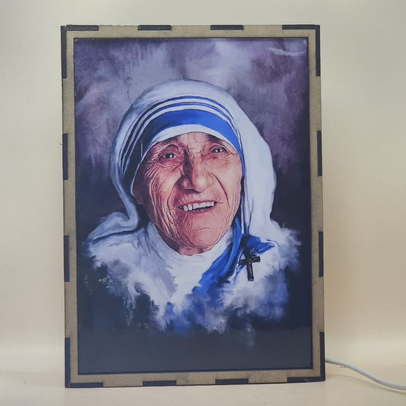 Lámpara con doble imagen  (Santa Teresa de Calcuta), vista apagada, se esconde la imágen de atras.