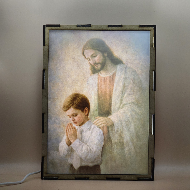 Lámpara con doble imagen  (Nuestro Señor Jesucristo), vista encendida, con luz ambiente, donde se revela la ilustración completa al encender la luz LED.