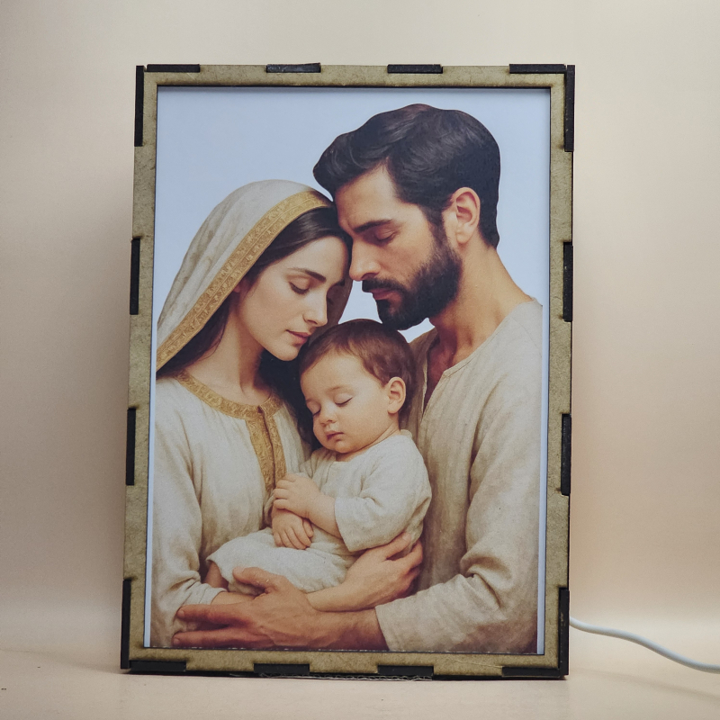 Lámpara con doble imagen  (San José, La Virgen María, El niño Jesús), vista apagada, se esconde la imágen de atras.