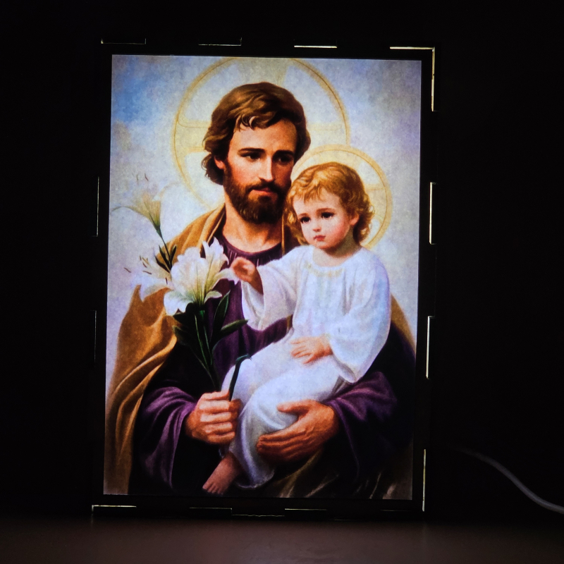 Lámpara con doble imagen  (San José Protector), vista encendida, donde se revela la ilustración completa al encender la luz LED.