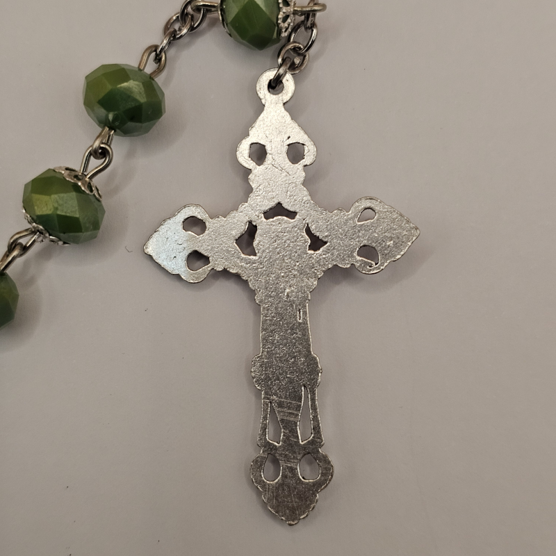 Crucifijo del rosario, de metal, en detalle, parte posterior