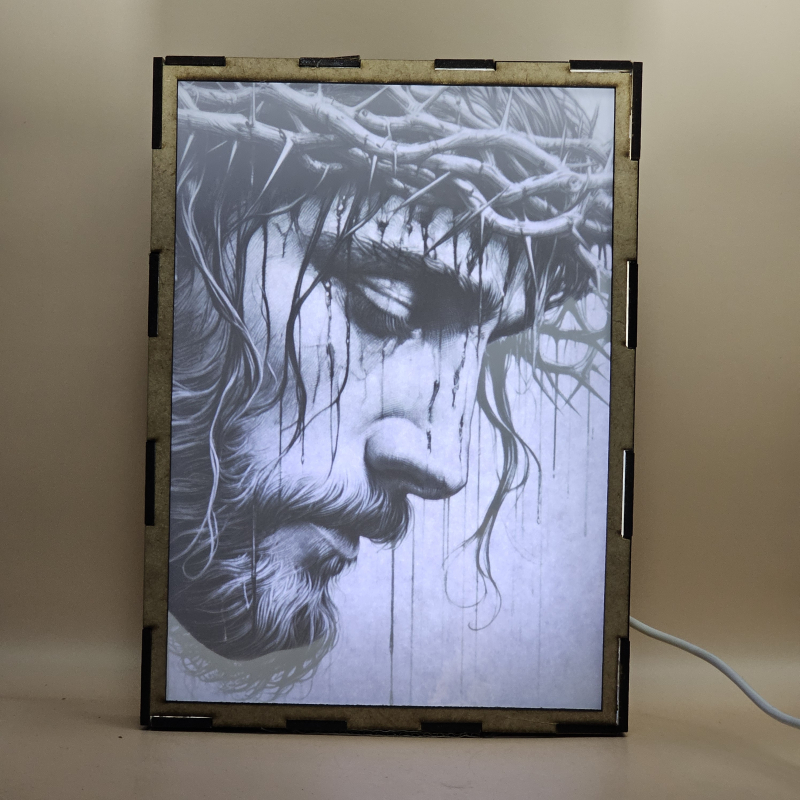 Lámpara con doble imagen  (Nuestro Señor Jesucristo), vista encendida, con luz ambiente, donde se revela la ilustración completa al encender la luz LED.