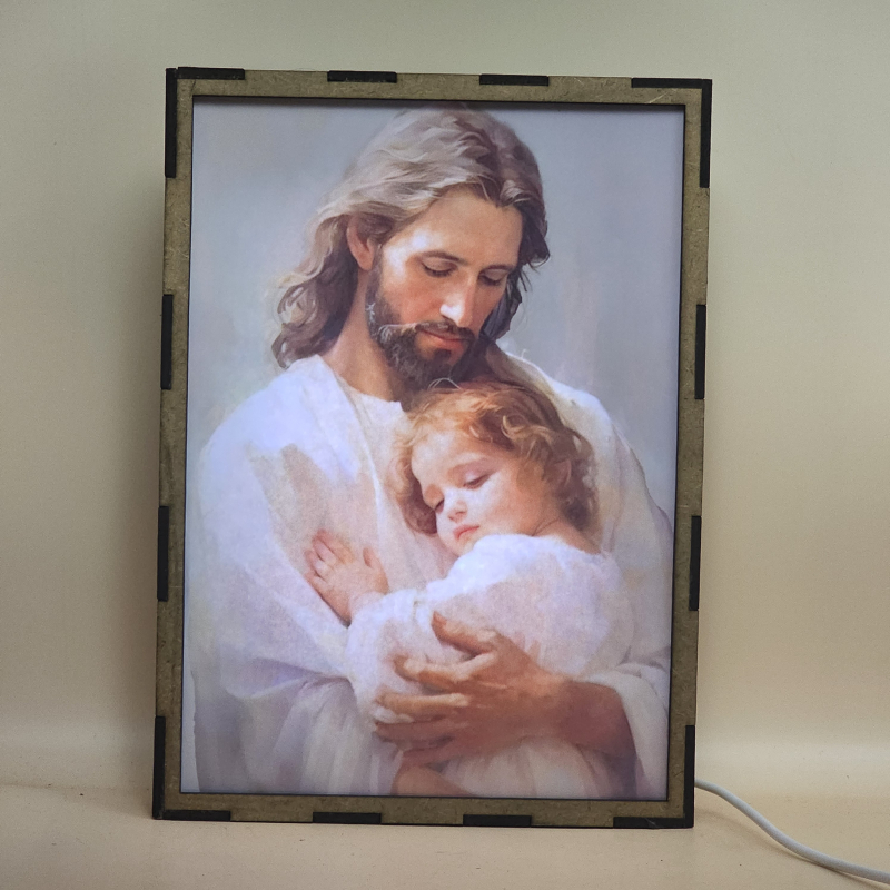 Lámpara con doble imagen  (Nuestro Señor Jesucristo), vista encendida, con luz ambiente, donde se revela la ilustración completa al encender la luz LED.