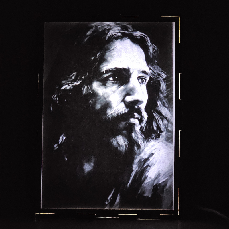 Lámpara con doble imagen  (Nuestro Señor Jesucristo), vista encendida, donde se revela la ilustración completa al encender la luz LED.